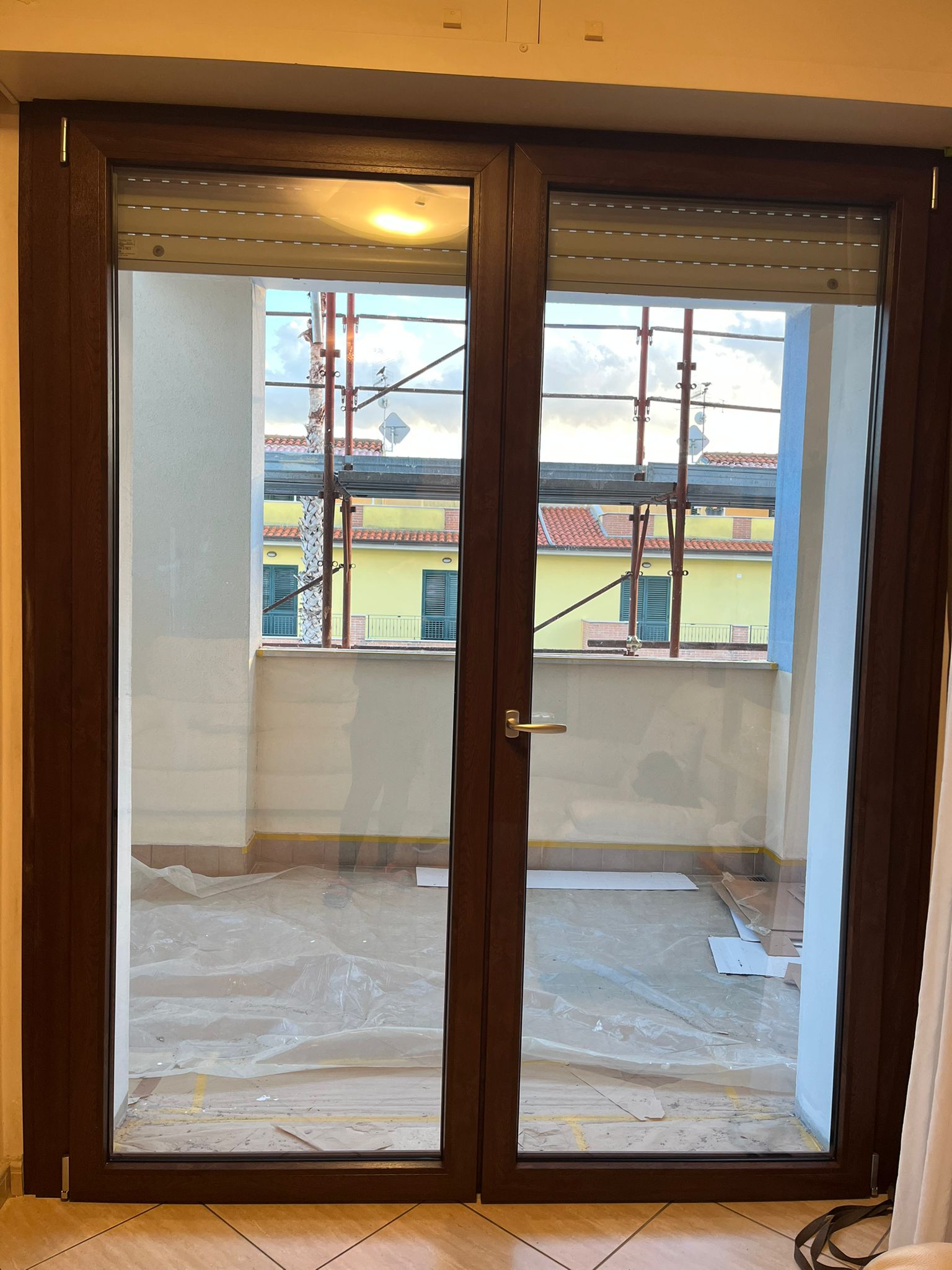 Portafinestra con finitura legno vista dall'interno