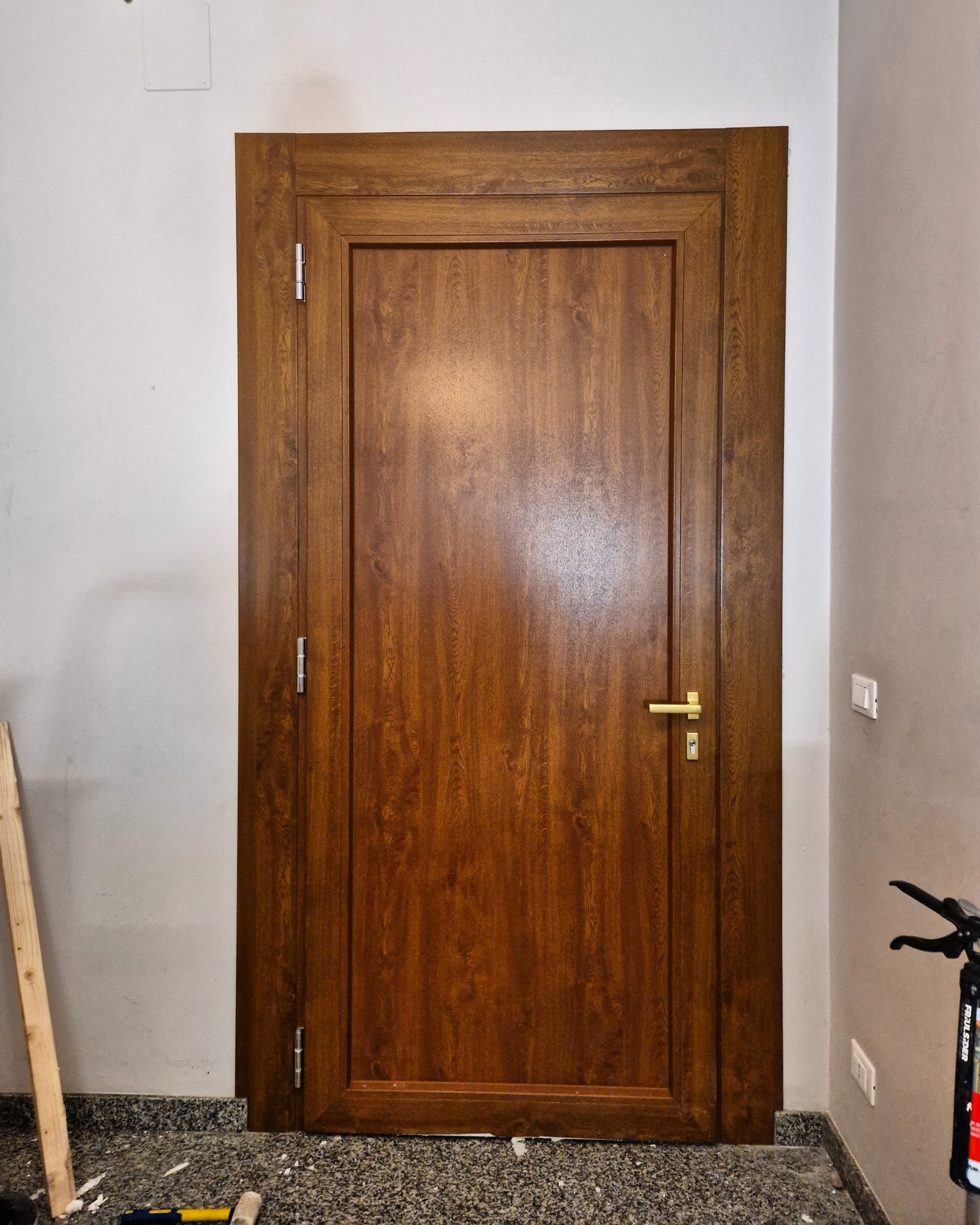 Porta con finitura legno installata da CAMPLONE SERVICE