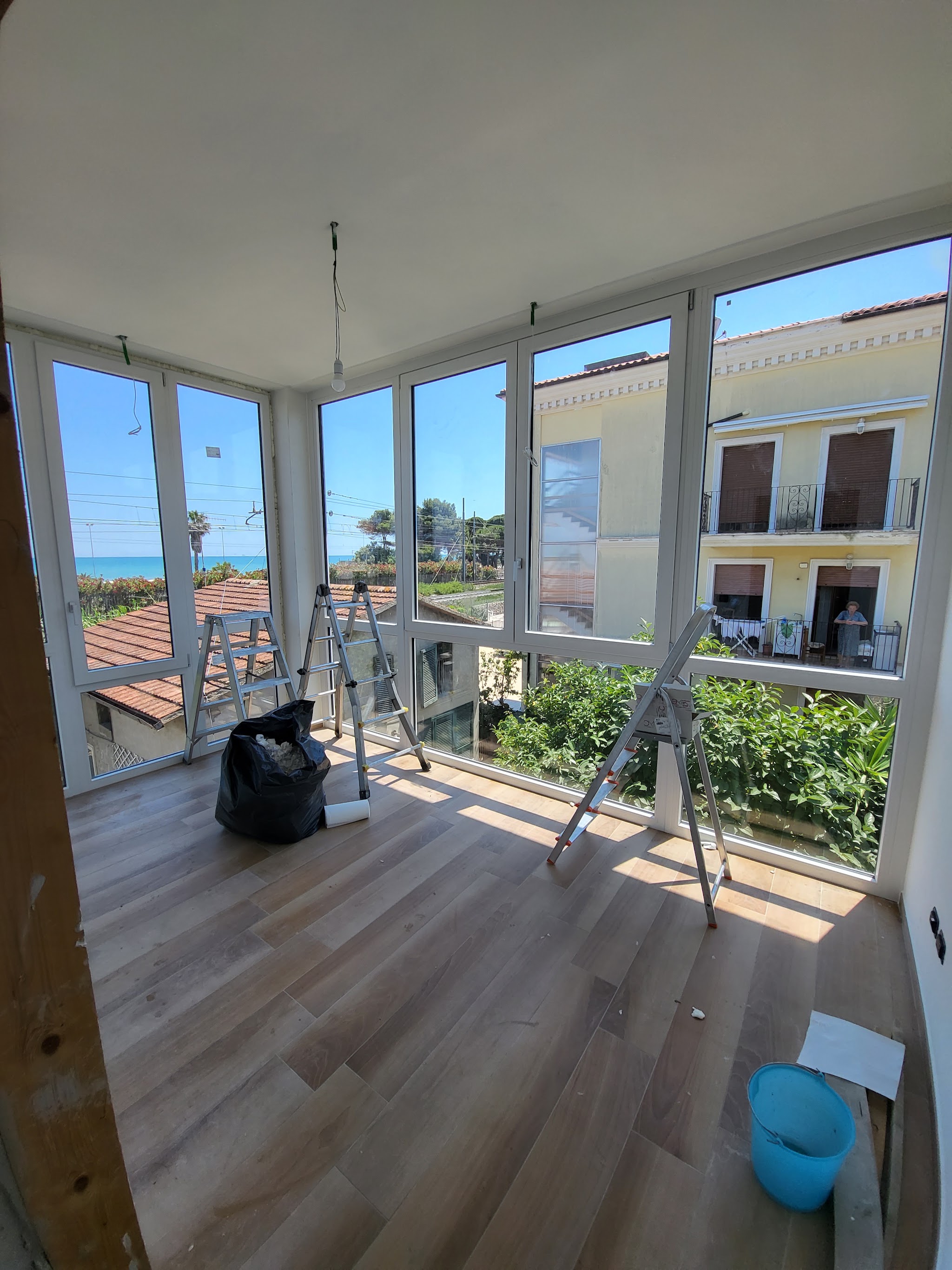 Serramenti bianchi installati in una veranda luminosa