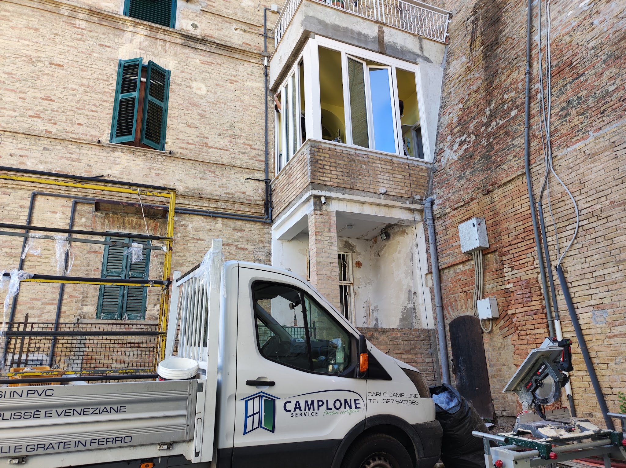 Mezzo CAMPLONE SERVICE durante un'installazione